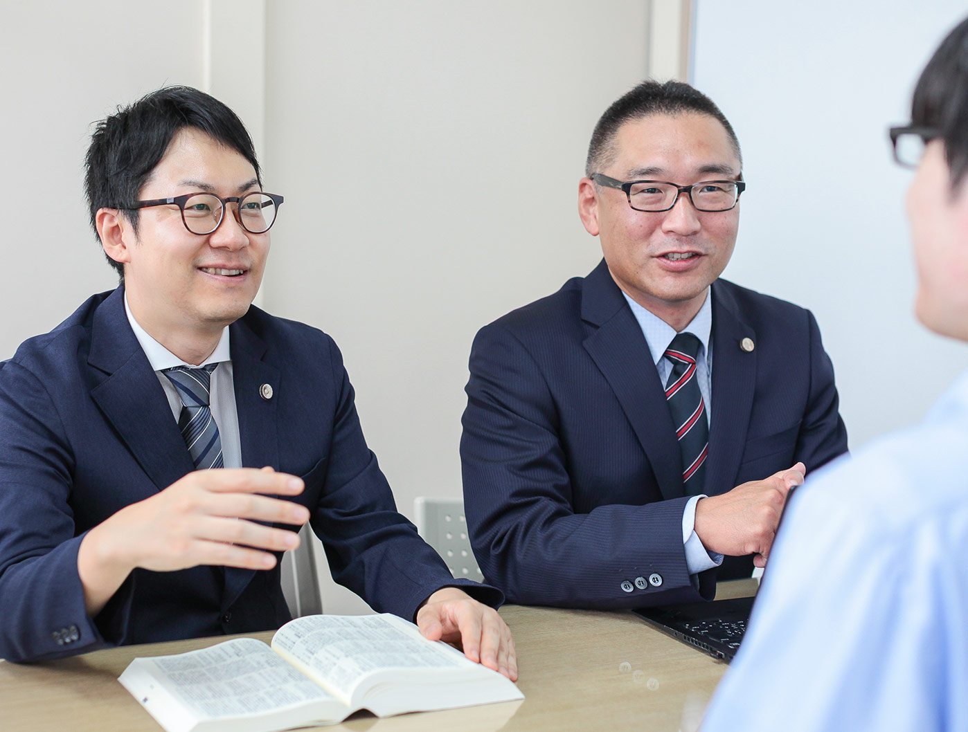 法律相談を行う弁護士