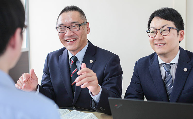 法律相談をする見原弁護士