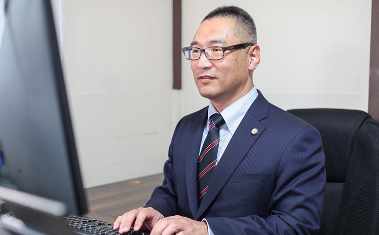 法律文書を作成する別府弁護士