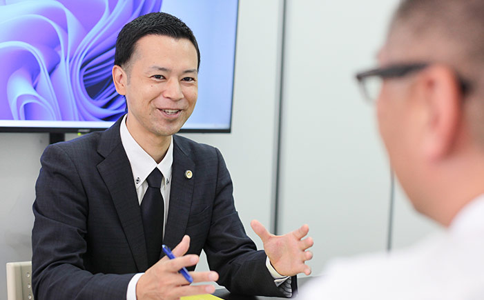 法律相談を行う四元弁護士